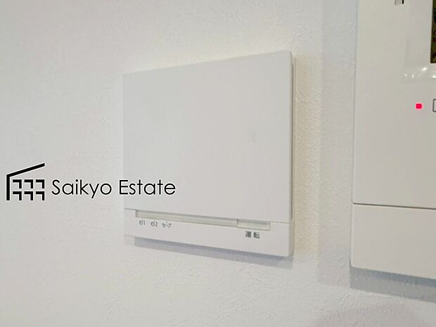 【床暖房】「リビング床暖房」は、空気を汚さずに室内を快適な温度に保ってくれます。お子様でも安心してつける事ができる暖房器具です。
