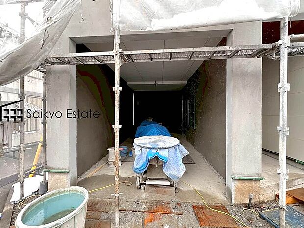 【シャッター付きガレージ】シャッター付きのガレージは間口が広く奥行もございますので大型車も駐車可！室内からガラス越しに眺める愛車の風景を楽しめます！