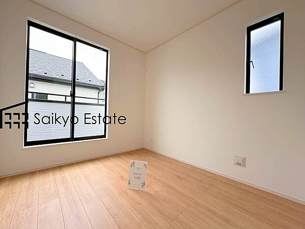 【洋室】バルコニーに出入りの出来る洋室は、たくさん陽光が差し込む明るい空間です。朝も気持ちよく起きられそうです♪