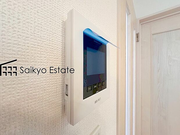 【TVモニター付きインターホン】「TVモニター付きインターホン」は、玄関に行かなくても誰が来たのか確認でき、お子様のお留守番も安心です。
