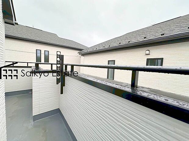 【バルコニー】お洗濯物やお布団を干すのに十分なスペースを確保したバルコニー。南向きで陽当りも良好です♪