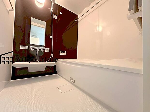 【浴室】一日の疲れを癒してくれる落ち着いた色合いのバスルーム♪雨の日のお洗濯も安心な浴室乾燥機付きです。