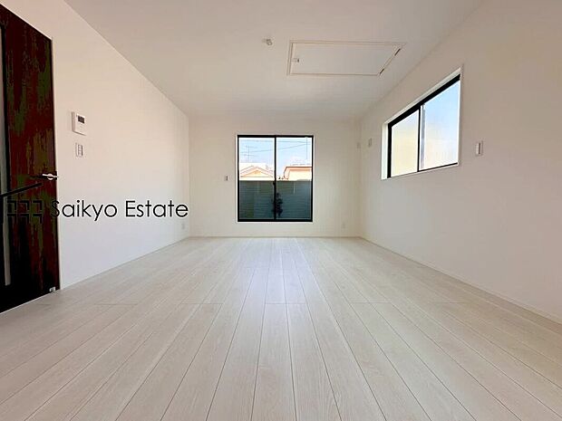 【リビング】リビングのある2階に水回りが集約されているため家事動線良好です!気持ちの良い風も舞い込みます♪