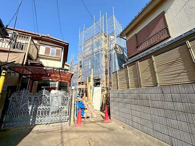 【前面道路を含む現地写真】保育園、小学校、中学校など教育施設が徒歩圏内に点在。お子様を目の届く範囲で通学させることができ、家族に安心なロケーションです!