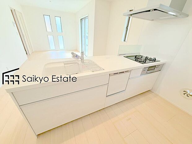 【キッチン【施工例】】リビングにいる家族とコミュニケーションをとりながら作業が出来る人気のカウンターキッチン。お子様がリビングにいても目が届くので安心です。
