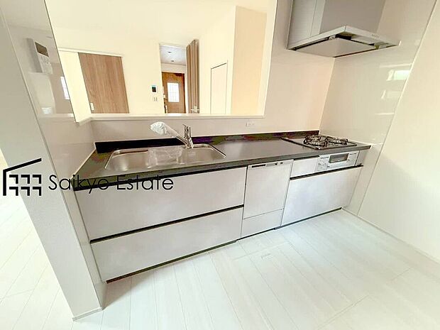 【キッチン】リビングにいる家族とコミュニケーションをとりながら作業が出来る人気のカウンターキッチン。お子様がリビングにいても目が届くので安心です。