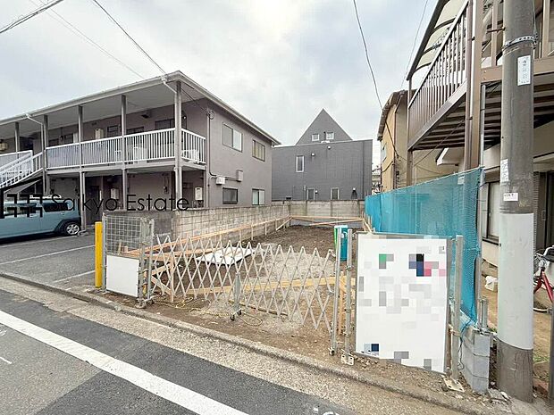 【現地写真】ビルトインガレージのある住宅。カーポート替わりに雨風から大切なお車を守り、お荷物の出し入れもゆっくり濡れずに行えます。自転車置きや物置スペースとしても重宝しますね!