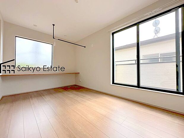 【洋室】バルコニーに出入りの出来る洋室は、たくさん陽光が差し込む明るい空間です。朝も気持ちよく起きられそうです♪