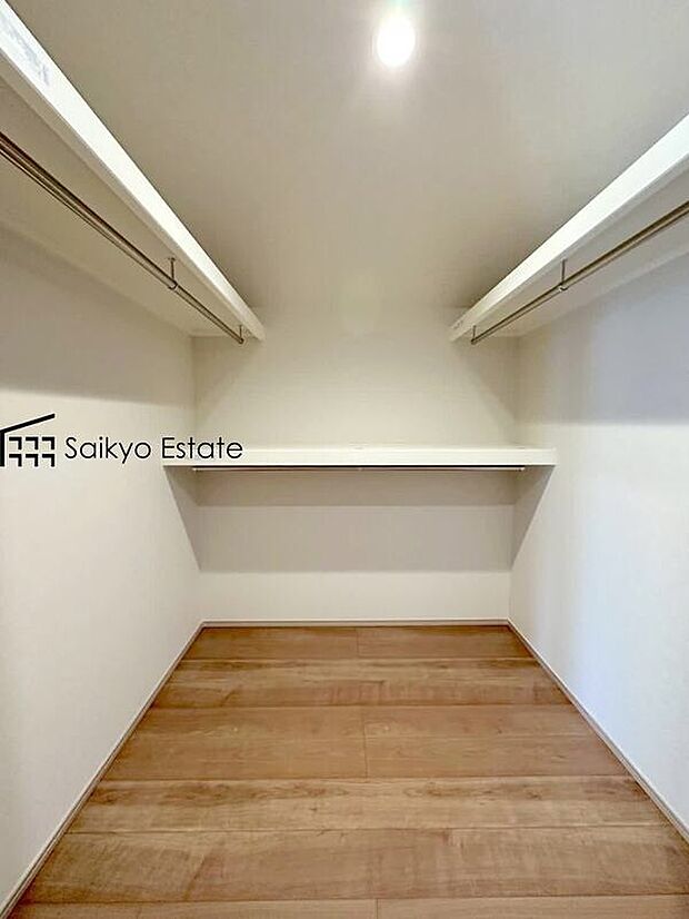 【ウォークインクローゼット】ひと目で収納物を確認できるウォークインクロゼットは、ゆとりの広さを備えた大型収納。数多くの衣類に加え、足元には引出しや衣装箱、シューズボックスなども収納することができます。