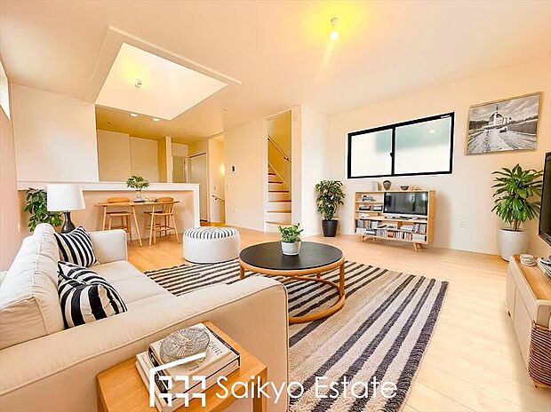 【リビング（施工例）】広々としたLDKは家具の配置など楽しめます！ダイニングテーブルとソファーを置いても余裕の広さです！うれしい床暖房完備で寒い季節も足元から暖めてくれます！
