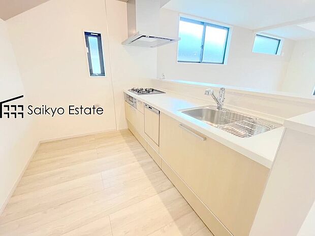 【キッチン（施工例）】リビングにいる家族とコミュニケーションがとりやすい、人気のカウンターキッチンを採用。小さなお子さんがリビングにいても目が届くので安心。来客時には会話を楽しみながらお料理もできます。食洗機付です。
