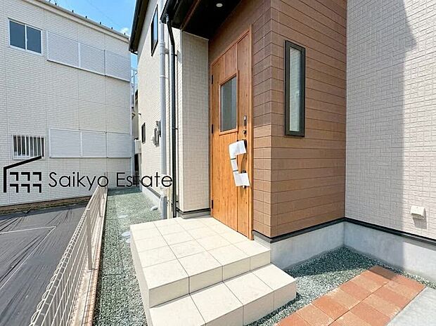 【玄関】家の顔となる玄関は、格調高いデザイン性が求められます。高級感と断熱性、防犯性に優れた玄関ドアを標準装備。