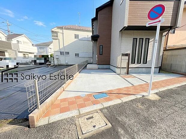 【駐車場】カースペースはコンクリート仕上げの為、雨の日でも足元が気になりません!自転車やバイクを置くスペースもございます!