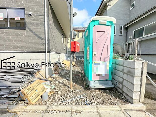 【駐車場】カースペースはコンクリート仕上げの為、雨の日でも足元が気になりません！自転車やバイクを置くスペースもございます！
