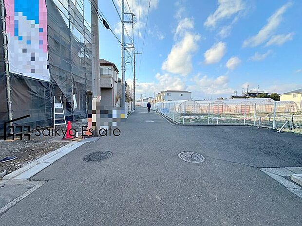 【前面道路】前面道路、幅員がございますので、駐車もスムーズに行えます!駐車が少し苦手なママさんでも安心ですね♪