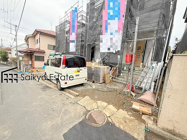 【駐車場】カースペースはコンクリート仕上げの為、雨の日でも足元が気になりません！自転車やバイクを置くスペースもございます！
