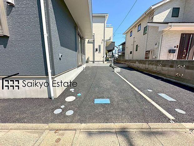 【駐車場】カースペースはアスファルト仕上げの為、雨の日でも足元が気になりません！自転車やバイクを置くスペースもございます！
