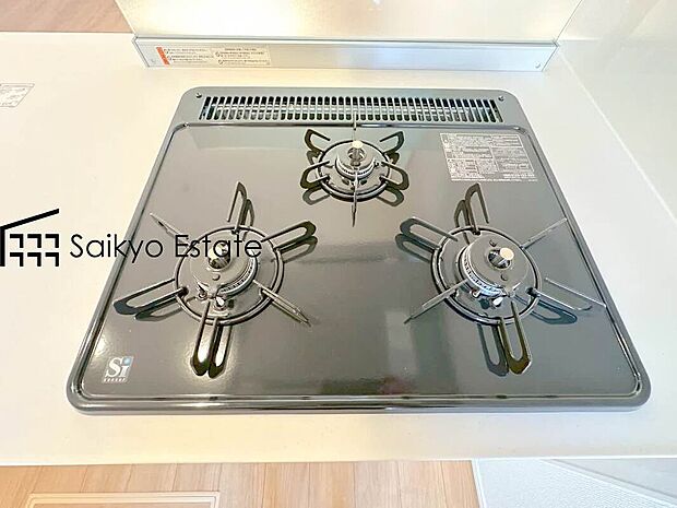 【3口ガスコンロシステム】「3口ガスコンロシステム」はたくさんの料理が同時に作れて便利な上、凹凸が少ないフラットトップなのでお掃除も楽々です。
