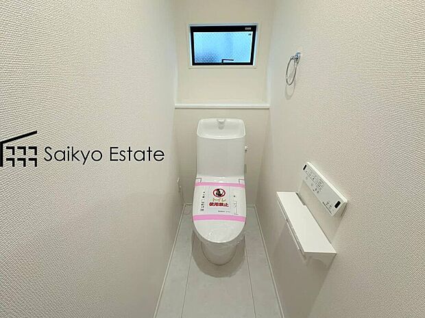 【ウォシュレット付トイレ】「温水清浄便座付きトイレ」は日々の生活を快適にしてくれます。毎日使う場所だからこそ、こだわりたいポイントですね。
