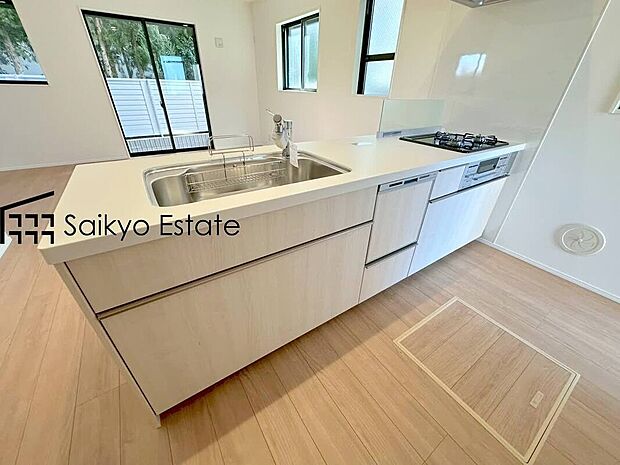 【キッチン【施工例】】リビングにいる家族とコミュニケーションをとりながら作業が出来る人気のカウンターキッチン。お子様がリビングにいても目が届くので安心です。食洗機付きです!