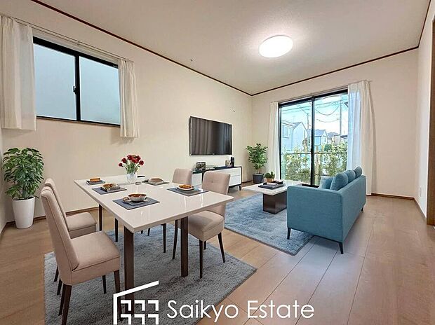 【リビング【施工例】】開放感と採光にこだわった13帖の広々としたLDKです。陽光いっぱいの空間で家族団らんの時間も増えそうですね!