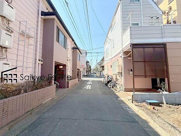 【前面道路】コンビニまで徒歩約3分、スーパーまで徒歩約4分など、周辺は商業施設が充実した暮らし便利な立地です!急なお買い物も安心です♪