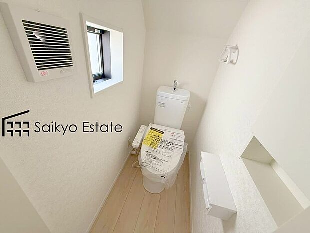 【ウォシュレット付トイレ】「温水清浄便座付きトイレ」は日々の生活を快適にしてくれます。毎日使う場所だからこそ、こだわりたいポイントですね。