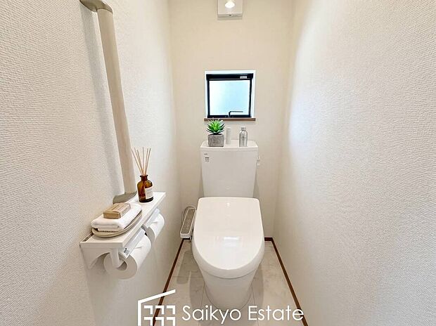 【ウォシュレット付トイレ】「温水清浄便座付きトイレ」は日々の生活を快適にしてくれます。毎日使う場所だからこそ、こだわりたいポイントですね。※備品・小物類はCG加工しています。
