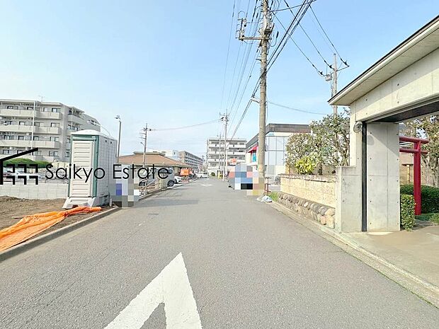 【前面道路】前面道路、幅員がございますので、駐車もスムーズに行えます！駐車が少し苦手なママさんでも安心ですね♪