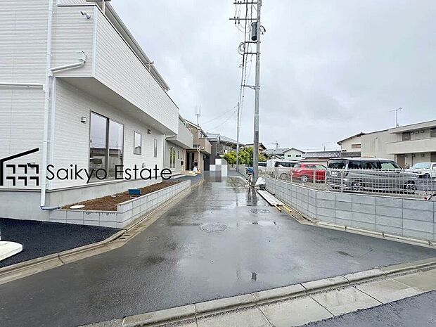 【前面道路】前面道路、幅員がございますので、駐車もスムーズに行えます!駐車が少し苦手なママさんでも安心ですね♪