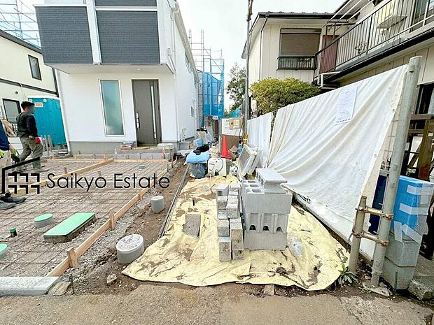 【駐車場(3号棟)】カースペースはコンクリート仕上げの為、雨の日でも足元が気になりません!自転車やバイクを置くスペースもございます!