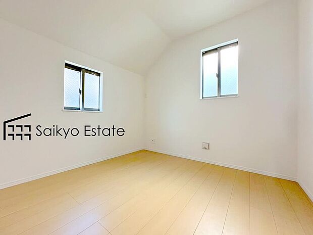 【洋室】2面採光で明るく風通しも良好です！天気の良い日は是非窓を開けて空気の入れ替えをしてみるのはいかがでしょうか♪