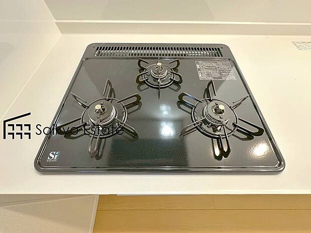 【3口ガスコンロシステム】「3口ガスコンロシステム」はたくさんの料理が同時に作れて便利な上、凹凸が少ないフラットトップなのでお掃除も楽々です。
