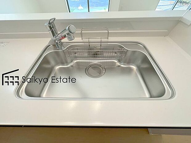 【浄水器】「浄水器」をスリムに内蔵したハンドシャワー式の水栓金具です。シンクもスッキリ！
