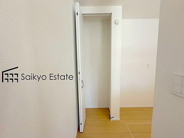 【キッチン収納】「パントリー」としても使える収納がキッチンスペースにございます。食品の備蓄や調理器具、日用品など何でも収納できて便利です。