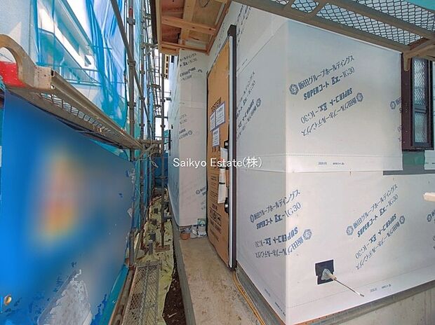 【玄関】家の顔となる玄関は、格調高いデザイン性が求められます。高級感と断熱性、防犯性に優れた玄関ドアを標準装備。