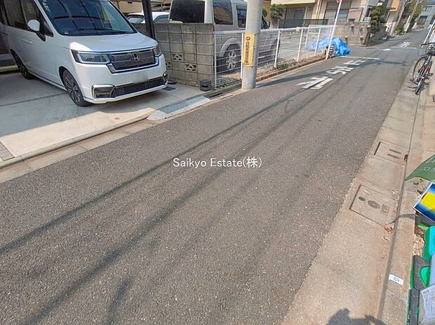 【前面道路】お車の出し入れがスムーズに出来る前面道路になります。ストレスを感じる事なく出来ますので駐車苦手な方もご安心いただけます。