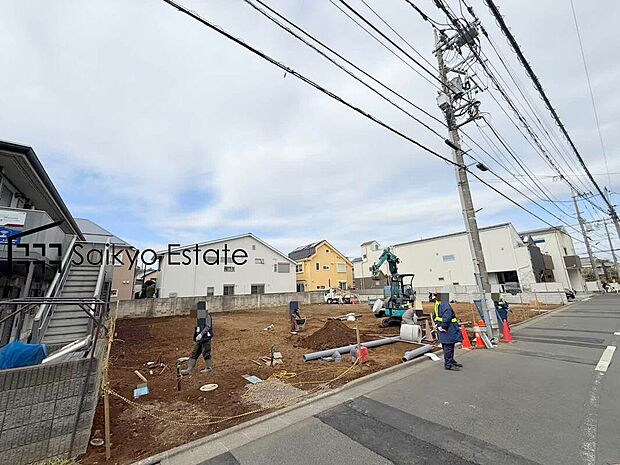【現地写真】床暖房や食洗機、宅配ボックスなど設備も充実!リビングや居室の引き違い窓にリモコン付き電動シャッターを標準装備!毎日の開け閉めが静かで楽々です♪