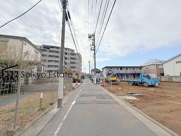 【前面道路】コンビニまで徒歩約3分、スーパーまで徒歩約6分など、周辺は商業施設が充実した暮らし便利な立地です!急なお買い物も安心です♪