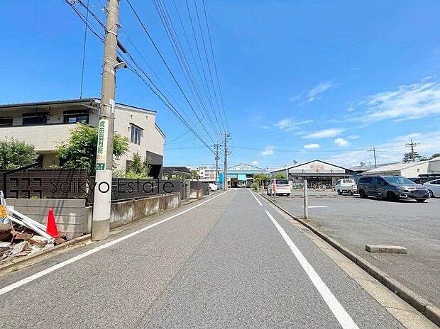 【前面道路】交通量の少ない前面道路ですので、小さなお子様がおられるご家庭でも安心してお住まいいただけます。
