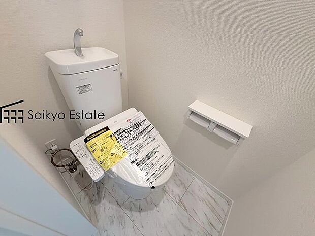 【ウォシュレット付トイレ】「温水清浄便座付きトイレ」は日々の生活を快適にしてくれます。毎日使う場所だからこそ、こだわりたいポイントですね。