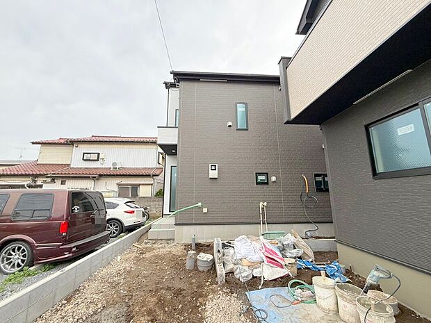 【外観】小学校まで徒歩約4分！中学校まで徒歩約12分でお子様が無理なく通える距離です。保育園や幼稚園も近くに多数あり、子育てファミリーには嬉しい環境です！