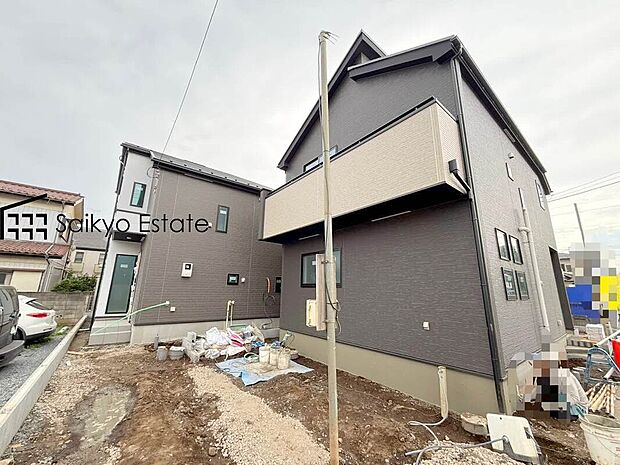 【外観】周囲にはスーパーをはじめとした買い物施設も揃っています。住みやすさと利便性を兼ね備えた環境です。
