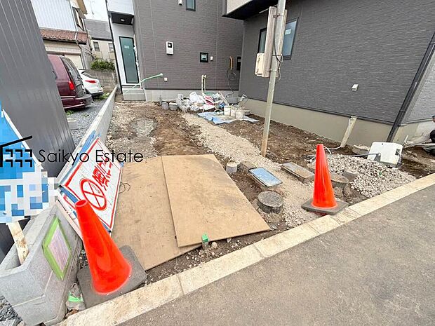 【カースペース】カースペースはコンクリート仕上げ。大切なお車の土ほこりや砂利による傷の心配もありません。
