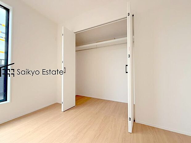 【収納】各居室に収納を設けておりますので、衣類の他にもカバンや小物など何でも収納して、居室の全空間を有効活用できます♪
