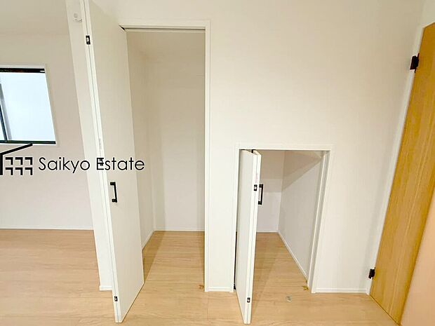 【パントリー】システムキッチンのすぐそばに配置したパントリー。ストック食品や調味料やお酒のほか、非常食や水のペットボトルなどの防災用品も収納できます。