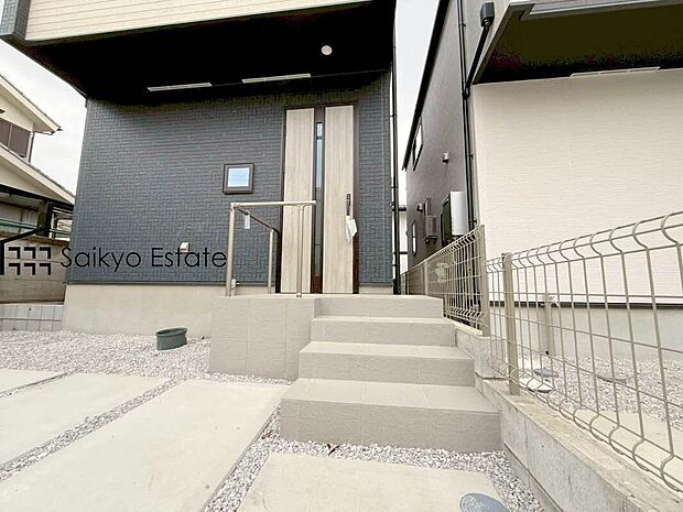 【玄関】家の顔となる玄関は、格調高いデザイン性が求められます。玄関は、高級感と断熱性、防犯性に優れた玄関ドアを標準装備。
