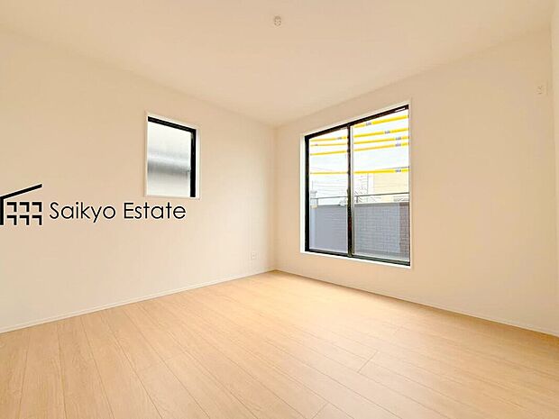 【洋室】2面採光で明るく風通しも良好です！天気の良い日は是非窓を開けて空気の入れ替えをしてみるのはいかがでしょうか♪
