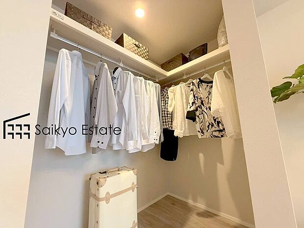 【WIC（2号棟）】ひと目で収納物を確認できるウォークインクロゼットは、ゆとりの広さを備えた大型収納。数多くの衣類に加え、足元には引出しや衣装箱、シューズボックスなども収納することができます。