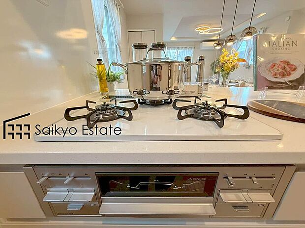 【3口ガスコンロシステム】「3口ガスコンロシステム」はたくさんの料理が同時に作れて便利な上、凹凸が少ないフラットトップなのでお掃除も楽々です。
